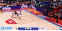 神来之笔！摩尔一条龙过半场 迎着防守抢投超远三分压哨命中