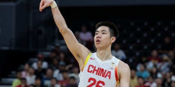 九游体育官网-报平安！朱俊龙末节受伤下场 赛后：伤病没事不用做核磁共振